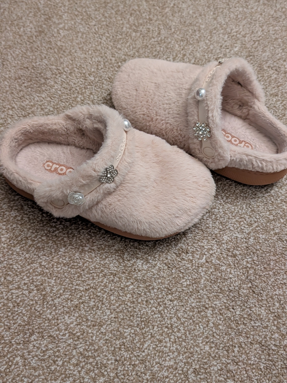 CROCS Unfurrgetable Size 6 Slip-On Clogs in Pale Blush with Decorative Charms